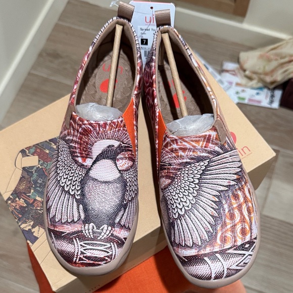 UIN Shoes - UIN Women's Slip-On Sneakers with Bird Art in Orange and Black